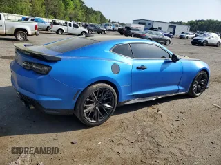2023 Chevrolet Camaro ZL1 z VIN 1G1FK1R64P0157342, wystawiony jako Copart lot #50989355 z przebiegiem 4114 mil mil oraz Szkody całkowita. Historia ofert i sprzedaży dostępna na DreamBid. Obrazek 3.