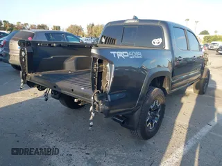 2022 Toyota Tacoma SR z VIN 3TMCZ5AN1NM531884, wystawiony jako IAAI lot #42257444 z przebiegiem Nie podano mil oraz . Historia ofert i sprzedaży dostępna na DreamBid. Obrazek 4.