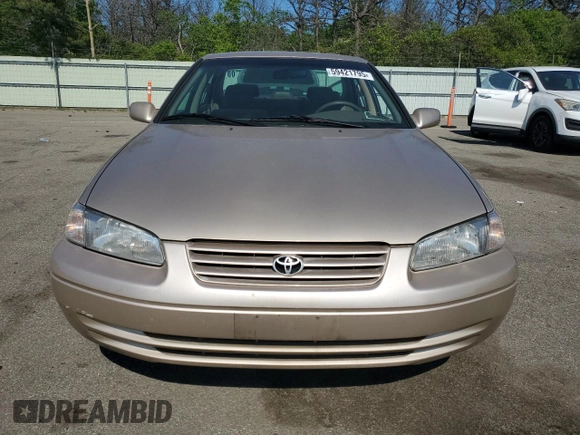 1998 Toyota Camry LE z VIN JT2BG22K8W0192431, wystawiony jako Copart lot #59421795 z przebiegiem 63 232 mil mil oraz Czysty tytuł • Clean title. Historia ofert i sprzedaży dostępna na DreamBid. Obrazek 5.