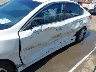 2017 Nissan Altima SR z VIN 1N4AL3AP1HN364103, wystawiony jako IAAI lot #42117683 z przebiegiem 137 704 mil mil oraz . Historia ofert i sprzedaży dostępna na DreamBid. Obrazek 6.