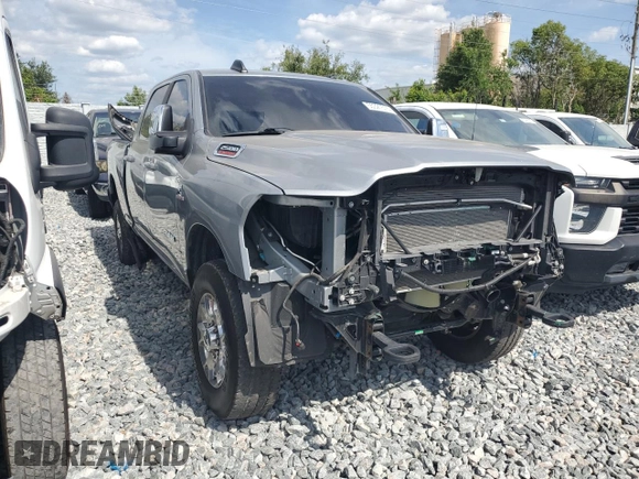 2024 Ram 2500 Laramie z VIN 3C6UR5FLXRG104906, wystawiony jako Copart lot #55327515 z przebiegiem 23 990 mil mil oraz Szkoda całkowita • Salvage title. Historia ofert i sprzedaży dostępna na DreamBid. Obrazek 4.
