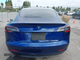 2021 Tesla Model 3 Standard Range Plus z VIN 5YJ3E1EA9MF020860, wystawiony jako IAAI lot #42246074 z przebiegiem 52 674 mil mil oraz . Historia ofert i sprzedaży dostępna na DreamBid. Obrazek 16.