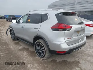 2020 Nissan Rogue SV z VIN JN8AT2MT2LW017772, wystawiony jako IAAI lot #42035440 z przebiegiem 47 503 mil mil oraz . Historia ofert i sprzedaży dostępna na DreamBid. Obrazek 3.