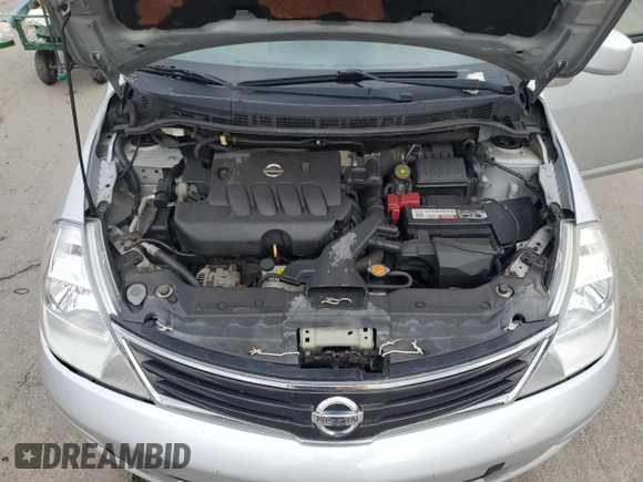 2010 Nissan Versa S z VIN 3N1BC1AP9AL420459, wystawiony jako Copart lot #56132335 z przebiegiem 174 094 mil mil oraz Szkoda całkowita • Salvage title. Historia ofert i sprzedaży dostępna na DreamBid. Obrazek 11.