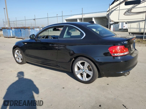 2013 BMW 1 Series 128i z VIN WBAUP9C5XDVS95834, wystawiony jako Copart lot #83249614 z przebiegiem Nie podano mil oraz Szkoda całkowita • Salvage title. Historia ofert i sprzedaży dostępna na DreamBid. Obrazek 2.