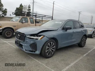 2024 Volvo XC60 Plus Dark Theme z VIN YV4L12RL8R1835609, wystawiony jako Copart lot #54304035 z przebiegiem 20 182 mil mil oraz Czysty tytuł • Clean title. Historia ofert i sprzedaży dostępna na DreamBid. Obrazek 1.