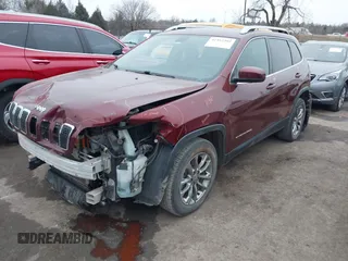 2019 Jeep Cherokee Latitude Plus z VIN 1C4PJLLBXKD420578, wystawiony jako IAAI lot #41462302 z przebiegiem 116 277 mil mil oraz . Historia ofert i sprzedaży dostępna na DreamBid. Obrazek 2.