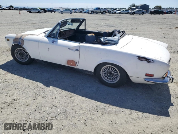 1973 FIAT 124 Spider z VIN 124CS0065983, wystawiony jako Copart lot #57913365 z przebiegiem Nie podano mil oraz Czysty tytuł • Clean title. Historia ofert i sprzedaży dostępna na DreamBid. Obrazek 2.