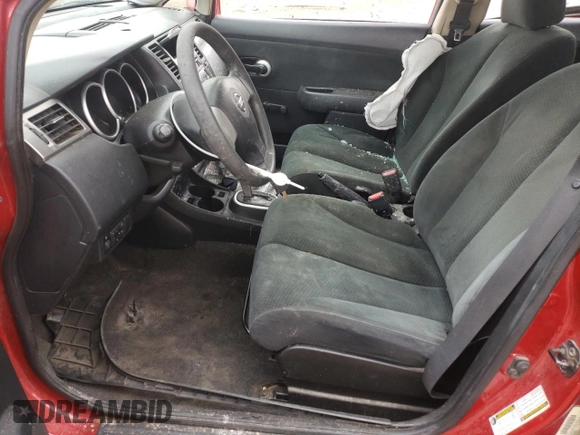 2011 Nissan Versa S z VIN 3N1BC1AP7BL463683, wystawiony jako Copart lot #57784065 z przebiegiem 110 937 mil mil oraz Szkoda całkowita • Salvage title. Historia ofert i sprzedaży dostępna na DreamBid. Obrazek 7.