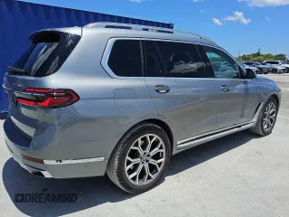 2024 BMW X7 xDrive40i z VIN 5UX23EM07R9V10389, wystawiony jako Copart lot #56431285 z przebiegiem 33 174 mil mil oraz Tytuł czysty. Historia ofert i sprzedaży dostępna na DreamBid. Obrazek 3.
