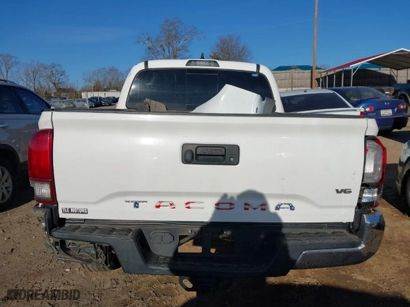 2018 Toyota Tacoma SR5 with VIN 3TMAZ5CN6JM067036, listed as a IAAI auction lot 41332174 with NaN miles. Bid and sale history available at carsss.com. Image 17.