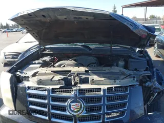 2008 Cadillac Escalade ESV z VIN 1GYFK66838R164476, wystawiony jako IAAI lot #40642750 z przebiegiem 206 681 mil mil oraz . Historia ofert i sprzedaży dostępna na DreamBid. Obrazek 10.