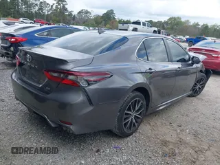 2022 Toyota Camry SE with VIN 4T1G11AK1NU686269, listed as a IAAI auction lot 41910070 with 62,855 mi miles. Bid and sale history available at carsss.com. Image 4.
