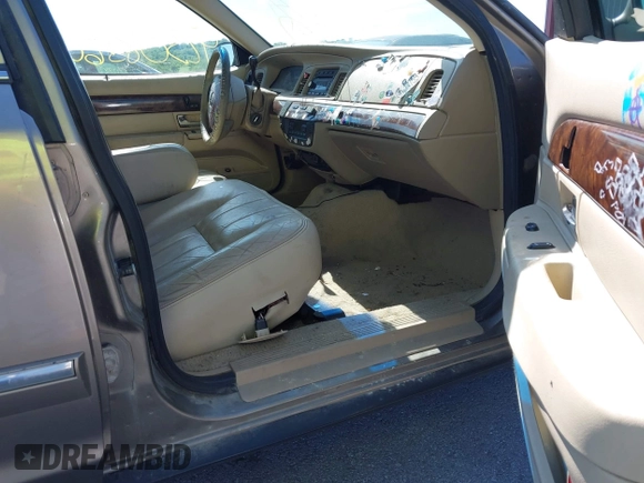 2006 Mercury Grand Marquis LS Premium z VIN 2MEFM75V06X629469, wystawiony jako IAAI lot #42308560 z przebiegiem 220 783 mil mil oraz . Historia ofert i sprzedaży dostępna na DreamBid. Obrazek 5.