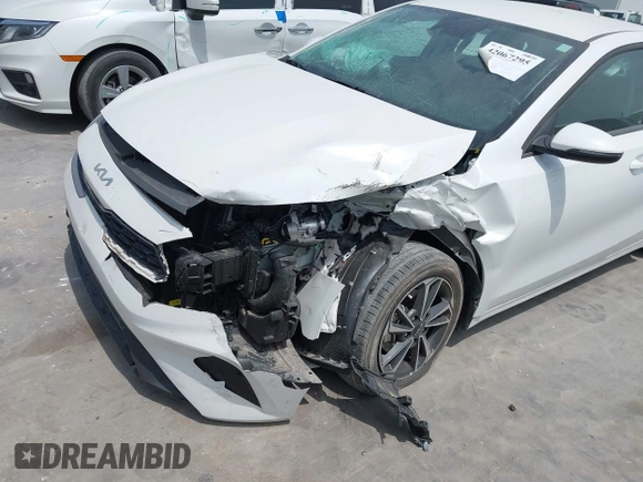 2024 Kia Forte LXS z VIN 3KPF24AD8RE728019, wystawiony jako IAAI lot #42067295 z przebiegiem 14 000 mil mil oraz . Historia ofert i sprzedaży dostępna na DreamBid. Obrazek 6.