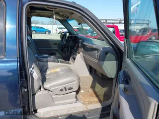 2005 Chevrolet Avalanche LS with VIN 3GNEC12Z25G212827, listed as a IAAI auction lot 41471381 with 314,023 mi miles. Bid and sale history available at carsss.com. Image 5.