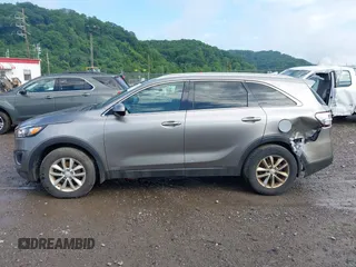 2017 Kia Sorento LX z VIN 5XYPGDA3XHG303917, wystawiony jako IAAI lot #42247202 z przebiegiem 110 279 mil mil oraz . Historia ofert i sprzedaży dostępna na DreamBid. Obrazek 14.