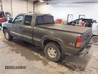 2000 GMC New Sierra 1500 SLE with VIN 1GTEK19T2YZ290820, listed as a IAAI auction lot 41947833 with 125,333 mi miles. Bid and sale history available at carsss.com. Image 3.