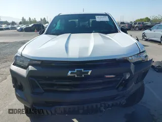 2024 Chevrolet Colorado 4WD Trail Boss z VIN 1GCPTEEK5R1117187, wystawiony jako IAAI lot #42355825 z przebiegiem 10 837 mil mil oraz . Historia ofert i sprzedaży dostępna na DreamBid. Obrazek 12.