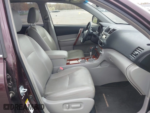 2013 Toyota Highlander Limited z VIN JTEDC3EH7D2017120, wystawiony jako IAAI lot #42060409 z przebiegiem 122 721 mil mil oraz . Historia ofert i sprzedaży dostępna na DreamBid. Obrazek 5.