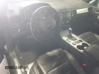 2017 Volkswagen Touareg Wolfsburg Edition с VIN WVGRF7BP4HD000477, выставлен на аукционе Copart как лот 46334275 с пробегом Не указан миль и На запчасти • Non repairable. История ставок и продаж доступна на DreamBid. Изображение 8.