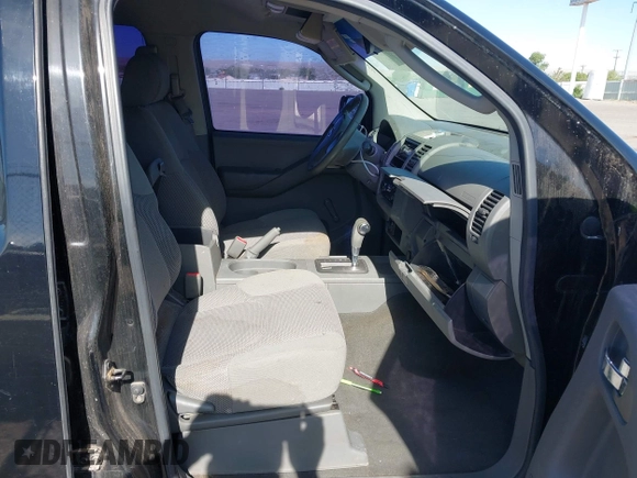 2008 Nissan Frontier LE z VIN 1N6AD09W18C401564, wystawiony jako IAAI lot #42159709 z przebiegiem 160 880 mil mil oraz . Historia ofert i sprzedaży dostępna na DreamBid. Obrazek 5.
