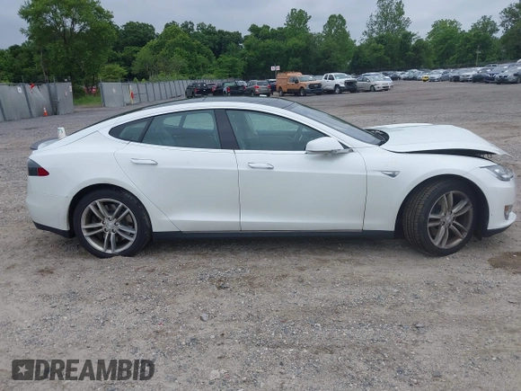 2013 Tesla Model S Performance z VIN 5YJSA1DP1DFP16609, wystawiony jako IAAI lot #42458995 z przebiegiem 110 722 mil mil oraz . Historia ofert i sprzedaży dostępna na DreamBid. Obrazek 13.