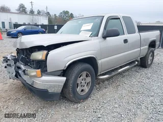 2006 Chevrolet Silverado 1500 LT1 with VIN 1GCEC19V96Z182898, listed as a IAAI auction lot 41135457 with 152,973 mi miles. Bid and sale history available at carsss.com. Image 2.