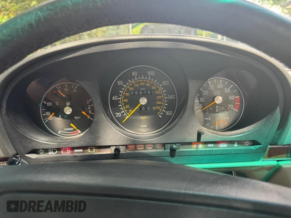 1988 Mercedes-Benz 560 SL z VIN WDBBA48DXJA085766, wystawiony jako Copart lot #54797875 z przebiegiem 69 162 mil mil oraz Czysty tytuł • Clean title. Historia ofert i sprzedaży dostępna na DreamBid. Obrazek 8.