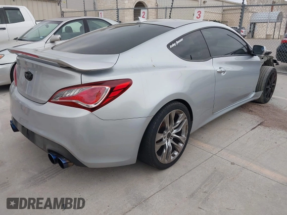 2013 Hyundai Genesis Coupe Track z VIN KMHHU6KJ6DU083587, wystawiony jako IAAI lot #42307625 z przebiegiem 135 247 mil mil oraz . Historia ofert i sprzedaży dostępna na DreamBid. Obrazek 4.