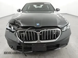 2024 BMW i5 eDrive40 z VIN WBY33FK00RCS09561, wystawiony jako Copart lot #49063295 z przebiegiem 8593 mil mil oraz Tytuł czysty. Historia ofert i sprzedaży dostępna na DreamBid. Obrazek 5.