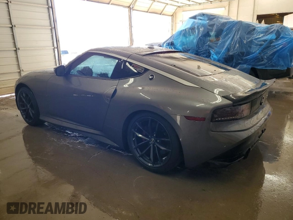 2024 Nissan Z Performance с VIN JN1BZ4BH8RM363566, выставлен на аукционе Copart как лот 47385535 с пробегом 17 514 миль миль и Списание • Salvage title. История ставок и продаж доступна на DreamBid. Изображение 2.