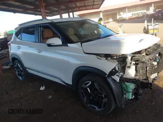 2024 Kia Seltos SX z VIN KNDETCA73R7531983, wystawiony jako IAAI lot #42138516 z przebiegiem 7 276 mil mil oraz . Historia ofert i sprzedaży dostępna na DreamBid. Obrazek 1.