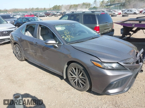 2023 Toyota Camry SE z VIN 4T1G11BK6PU096991, wystawiony jako IAAI lot #42062219 z przebiegiem 82 824 mil mil oraz . Historia ofert i sprzedaży dostępna na DreamBid. Obrazek 1.