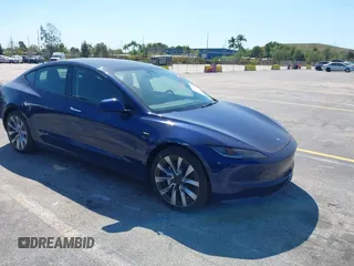 2024 Tesla Model 3 z VIN 5YJ3E1EAXRF751577, wystawiony jako IAAI lot #41831992 z przebiegiem 11 mil mil oraz . Historia ofert i sprzedaży dostępna na DreamBid. Obrazek 1.