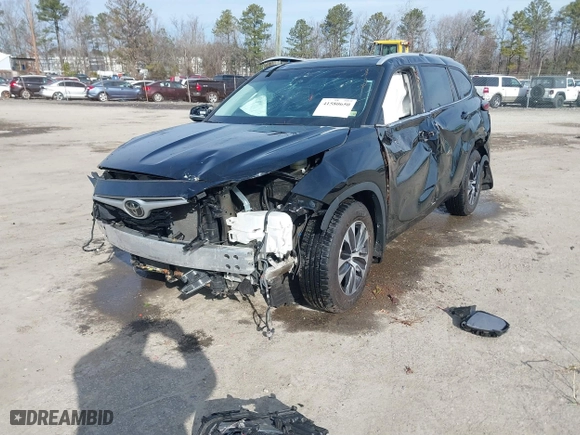 2022 Toyota Highlander XLE with VIN 5TDHZRBH2NS257729, listed as a IAAI auction lot 41580650 with 63,394 mi miles. Bid and sale history available at carsss.com. Image 6.