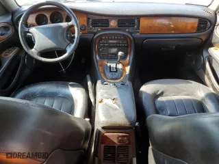 2000 Jaguar XJ with VIN SAJDA14C9YLF17465, listed as a Copart auction lot 75537214 with 115,918 mi miles and Salvage Title. Bid and sale history available at carsss.com. Image 8.