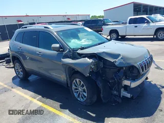 2020 Jeep Cherokee Latitude Plus z VIN 1C4PJLLB8LD648936, wystawiony jako IAAI lot #42026366 z przebiegiem 82 387 mil mil oraz . Historia ofert i sprzedaży dostępna na DreamBid. Obrazek 1.