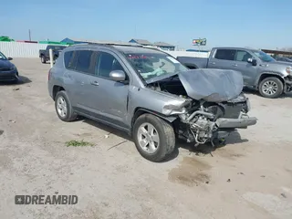 2016 Jeep Compass Latitude z VIN 1C4NJCEA7GD675742, wystawiony jako IAAI lot #41877787 z przebiegiem 107 749 mil mil oraz . Historia ofert i sprzedaży dostępna na DreamBid. Obrazek 1.