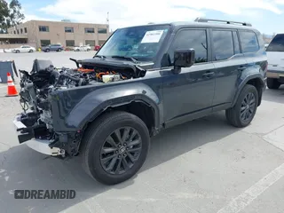 2024 Toyota Land Cruiser z VIN JTEABFAJ0R5007650, wystawiony jako IAAI lot #41981390 z przebiegiem 5 629 mil mil oraz . Historia ofert i sprzedaży dostępna na DreamBid. Obrazek 19.