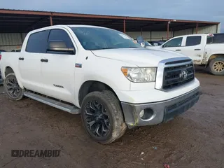 2011 Toyota Tundra z VIN 5TFEY5F10BX100041, wystawiony jako IAAI lot #41472165 z przebiegiem 145 636 mil mil oraz . Historia ofert i sprzedaży dostępna na DreamBid. Obrazek 1.