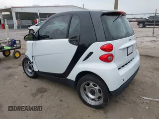 2009 Smart fortwo Pure z VIN WMEEJ31X39K314325, wystawiony jako IAAI lot #41607981 z przebiegiem 59 684 mil mil oraz . Historia ofert i sprzedaży dostępna na DreamBid. Obrazek 3.