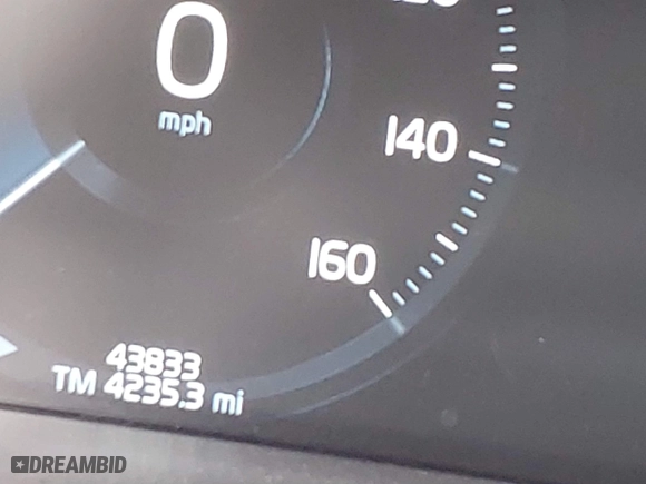 2020 Volvo XC60 Momentum with VIN YV4102DK8L1522348, listed as a IAAI auction lot 41729535 with 43,833 mi miles. Bid and sale history available at carsss.com. Image 15.