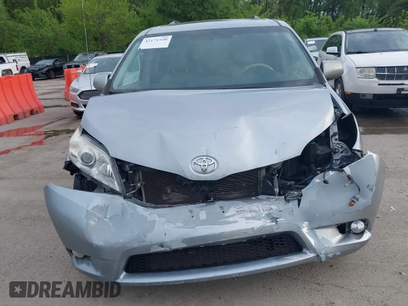 2014 Toyota Sienna XLE z VIN 5TDYK3DC6ES488569, wystawiony jako IAAI lot #42171540 z przebiegiem 97 416 mil mil oraz . Historia ofert i sprzedaży dostępna na DreamBid. Obrazek 13.