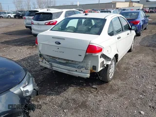 2009 Ford Focus SE z VIN 1FAHP35N79W235743, wystawiony jako IAAI lot #42086256 z przebiegiem 95 986 mil mil oraz . Historia ofert i sprzedaży dostępna na DreamBid. Obrazek 6.