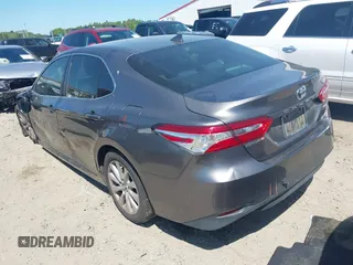 2019 Toyota Camry LE z VIN 4T1B11HK4KU797720, wystawiony jako IAAI lot #42053830 z przebiegiem 102 558 mil mil oraz . Historia ofert i sprzedaży dostępna na DreamBid. Obrazek 3.