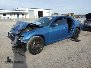 2020 Chrysler 300 S z VIN 2C3CCABT3LH222084, wystawiony jako Copart lot #85189304 z przebiegiem Nie podano mil oraz Szkody całkowita. Historia ofert i sprzedaży dostępna na DreamBid. Obrazek 1.