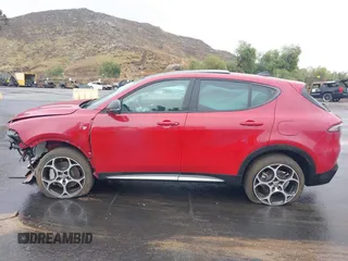 2024 Alfa Romeo Tonale Ti z VIN ZASPATCW0R3052144, wystawiony jako IAAI lot #40610942 z przebiegiem 6451 mil mil oraz . Historia ofert i sprzedaży dostępna na DreamBid. Obrazek 15.