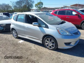 2011 Honda Fit Sport z VIN JHMGE8H5XBC015717, wystawiony jako IAAI lot #37981510 z przebiegiem 137 752 mil mil oraz . Historia ofert i sprzedaży dostępna na DreamBid. Obrazek 1.