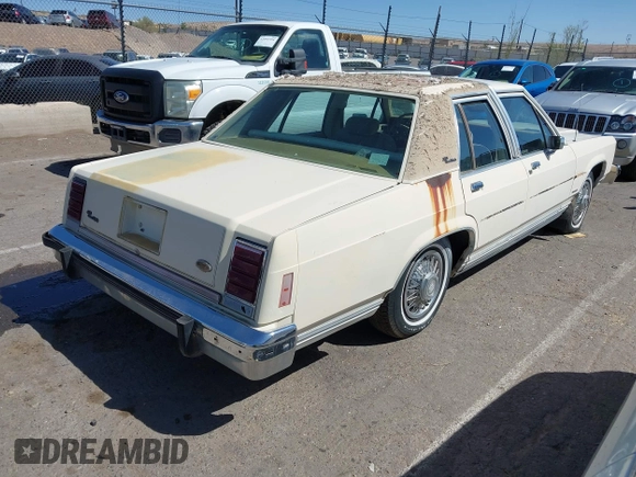1984 Ford Crown Victoria z VIN 1FABP43F9EZ170457, wystawiony jako IAAI lot #42095730 z przebiegiem 60 839 mil mil oraz . Historia ofert i sprzedaży dostępna na DreamBid. Obrazek 4.